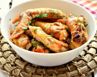 Куриные крылышки на сковороде в томатном соусе