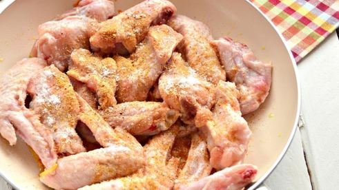 куриные крылышки на сковороде в томатном соусе