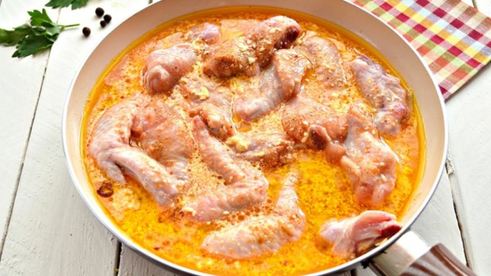 куриные крылышки на сковороде в томатном соусе