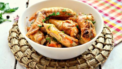 куриные крылышки на сковороде в томатном соусе