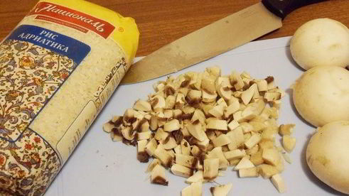 курица, фаршированная рисом и шампиньонами