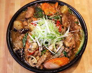 Курица с черносливом тушеная