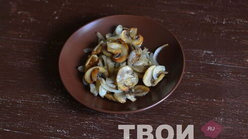 курица с грибами в горшочке