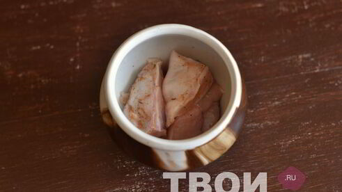 курица с грибами в горшочке