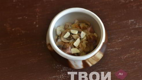 курица с грибами в горшочке