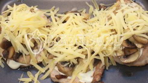 отбивные из свинины с грибами под сыром