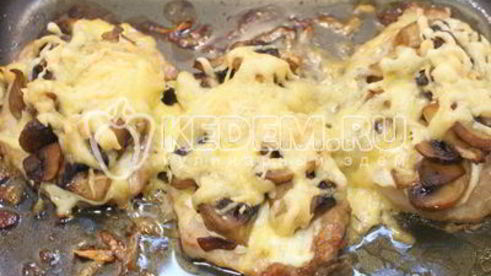 отбивные из свинины с грибами под сыром