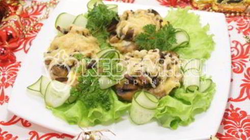 отбивные из свинины с грибами под сыром