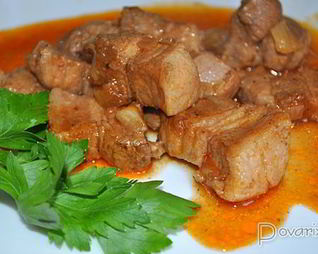 Свиная грудинка, тушенная в томатном соусе