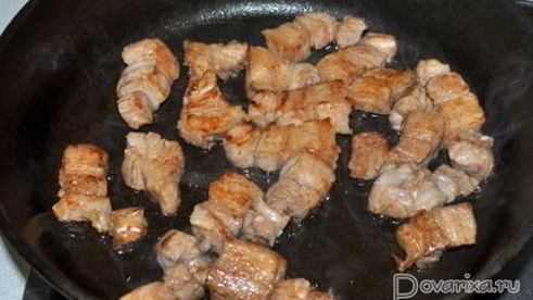 свиная грудинка, тушенная в томатном соусе