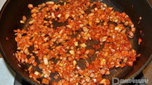 свиная грудинка, тушенная в томатном соусе