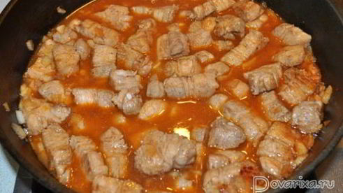 свиная грудинка, тушенная в томатном соусе