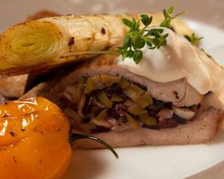 Свиная вырезка, фаршированная оливками и чесноком