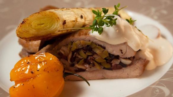 Рецепт Свиной вырезки, фаршированной оливками и чесноком