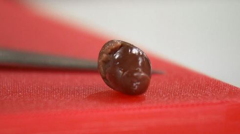 свиная вырезка, фаршированная оливками и чесноком