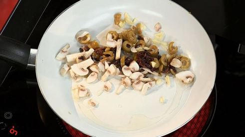 свиная вырезка, фаршированная оливками и чесноком