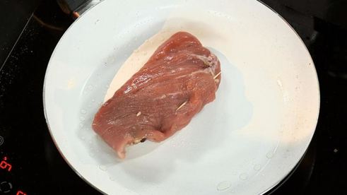 свиная вырезка, фаршированная оливками и чесноком