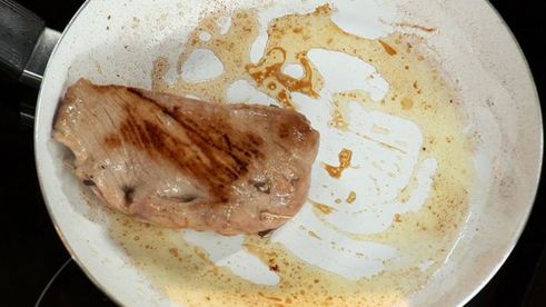 свиная вырезка, фаршированная оливками и чесноком