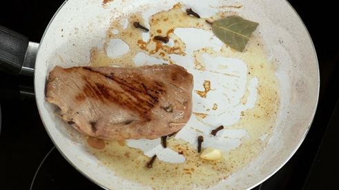 свиная вырезка, фаршированная оливками и чесноком