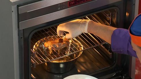 свиная вырезка, фаршированная оливками и чесноком