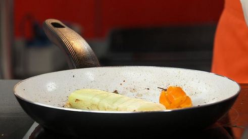 свиная вырезка, фаршированная оливками и чесноком