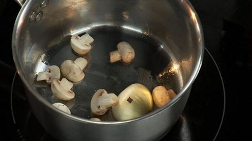 свиная вырезка, фаршированная оливками и чесноком