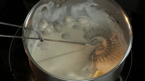 свиная вырезка, фаршированная оливками и чесноком