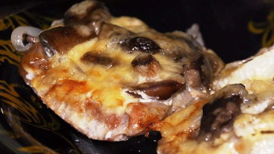 Рецепт свинины с грибами под сыром