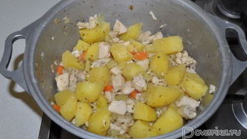 тушеная курица с прованскими травами и овощами