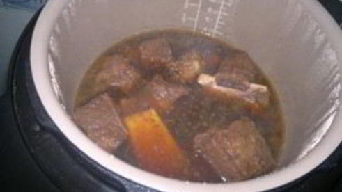 тушеные говяжьи ребрышки в мультиварке