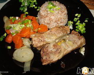 Тушеные свиные ребрышки с морковкой