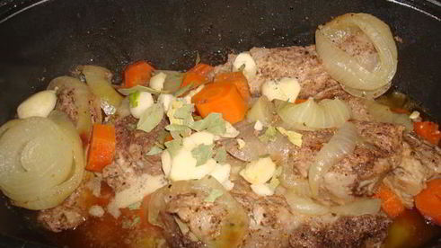 тушеные свиные ребрышки с морковкой