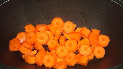 тушеные свиные ребрышки с морковкой