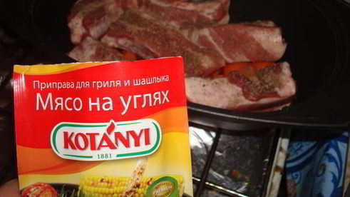 тушеные свиные ребрышки с морковкой