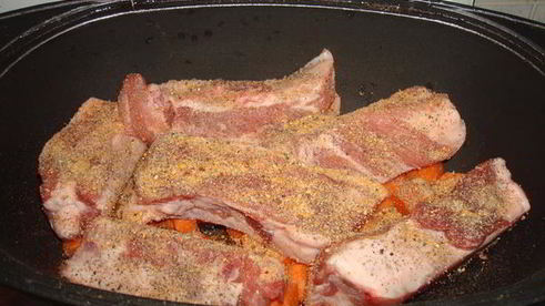 тушеные свиные ребрышки с морковкой