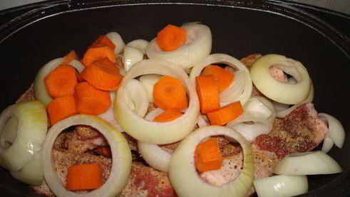 тушеные свиные ребрышки с морковкой