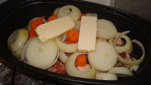 тушеные свиные ребрышки с морковкой