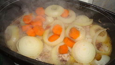 тушеные свиные ребрышки с морковкой