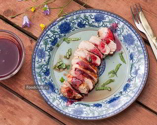 Утиная грудка на гриле с малиновым соусом
