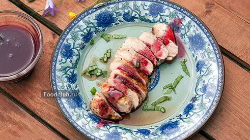 утиная грудка на гриле с малиновым соусом