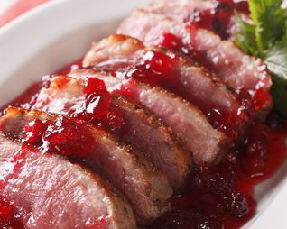 Утиная грудка под ягодным соусом