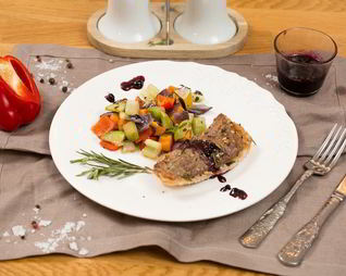 Утиная грудка с брусничным соусом