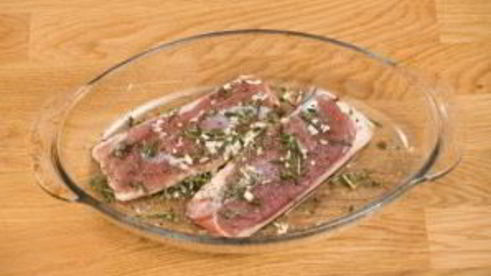 утиная грудка с брусничным соусом