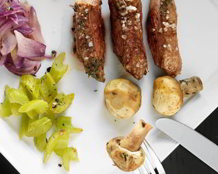 Утиная грудка с томлеными овощами и шампиньонами