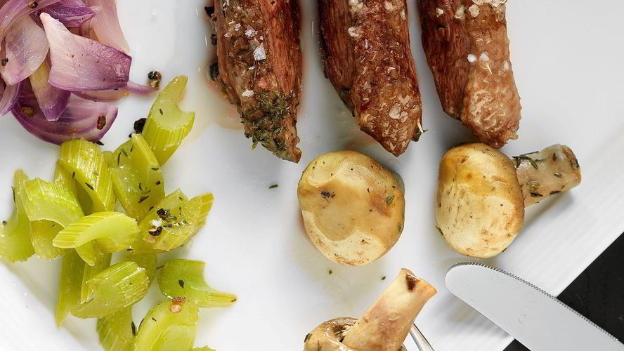 Рецепт утиной грудки с томлеными овощами и шампиньонами