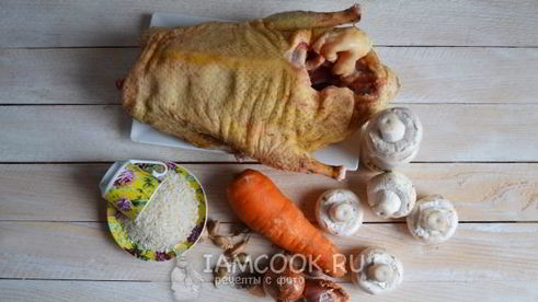 утка, фаршированная рисом и грибами