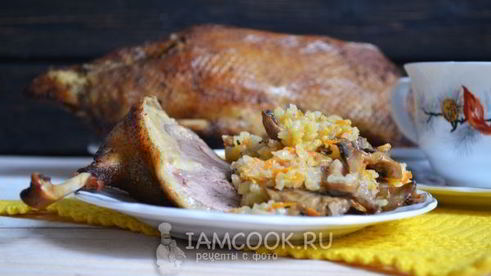 утка, фаршированная рисом и грибами