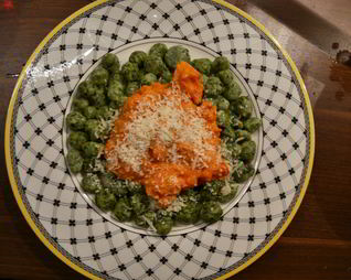 Ньокки из шпината и рикотты с томатным соусом