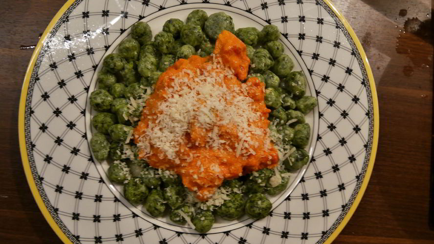 Рецепт ньокков из шпината и рикотты с томатным соусом