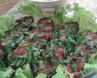 Баклажаны, фаршированные куриной печенью и помидорами